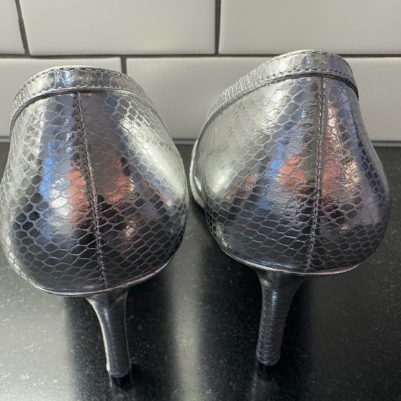 BCBG Paris PL-Danny Heel in Metallic Silver Shoe Size 9 NEW - Picture 6 of 12